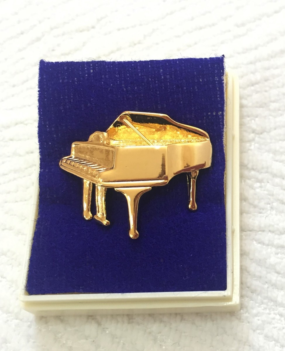 Altın Kaplama Pianolu Pin - G&G
