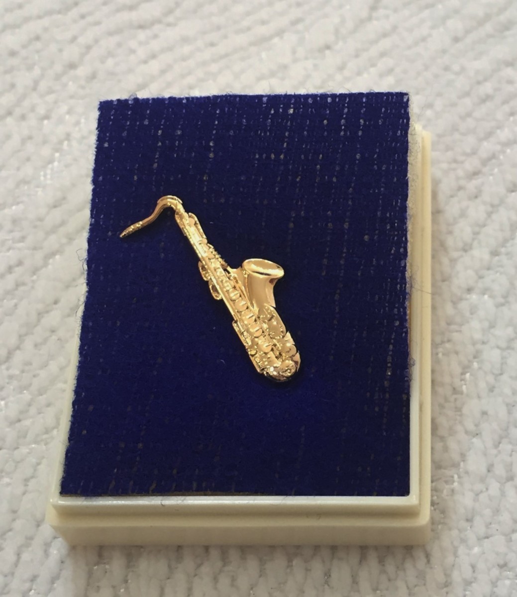 Altın Kaplama Saksafonlu Pin - G&G