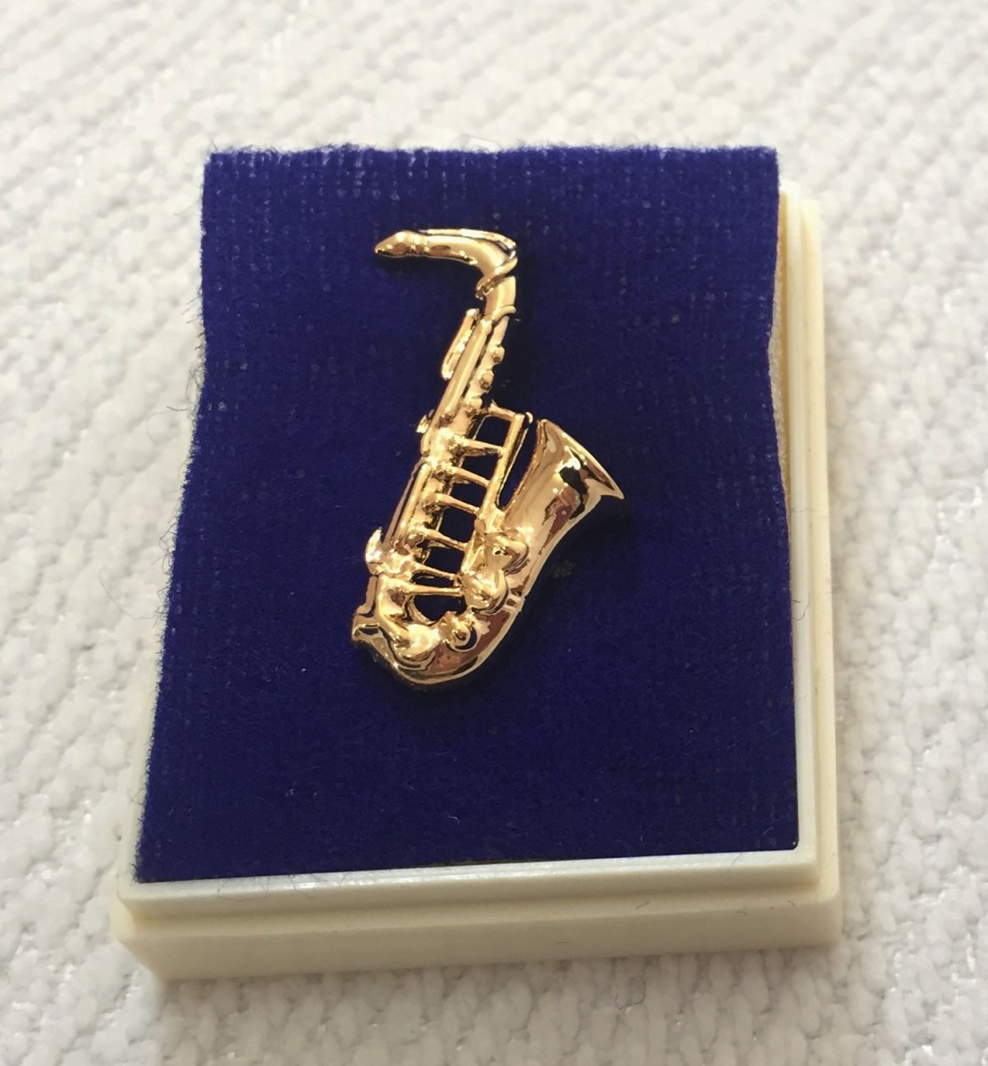 Altın kaplama Saksafonlu Pin - G&G