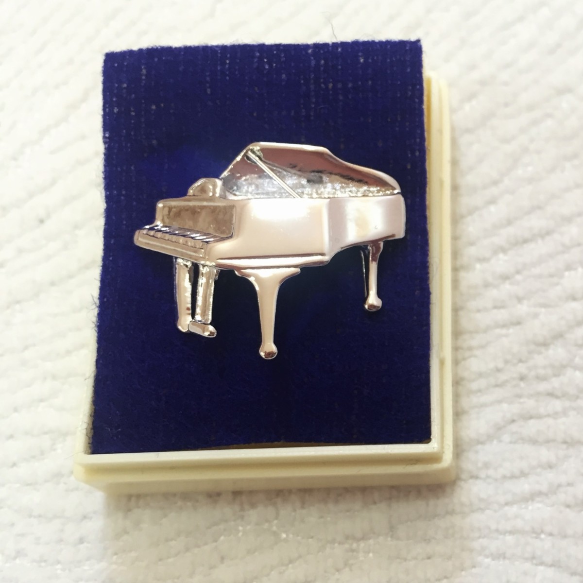 Gümüş Kaplama Pianolu Pin - G&G