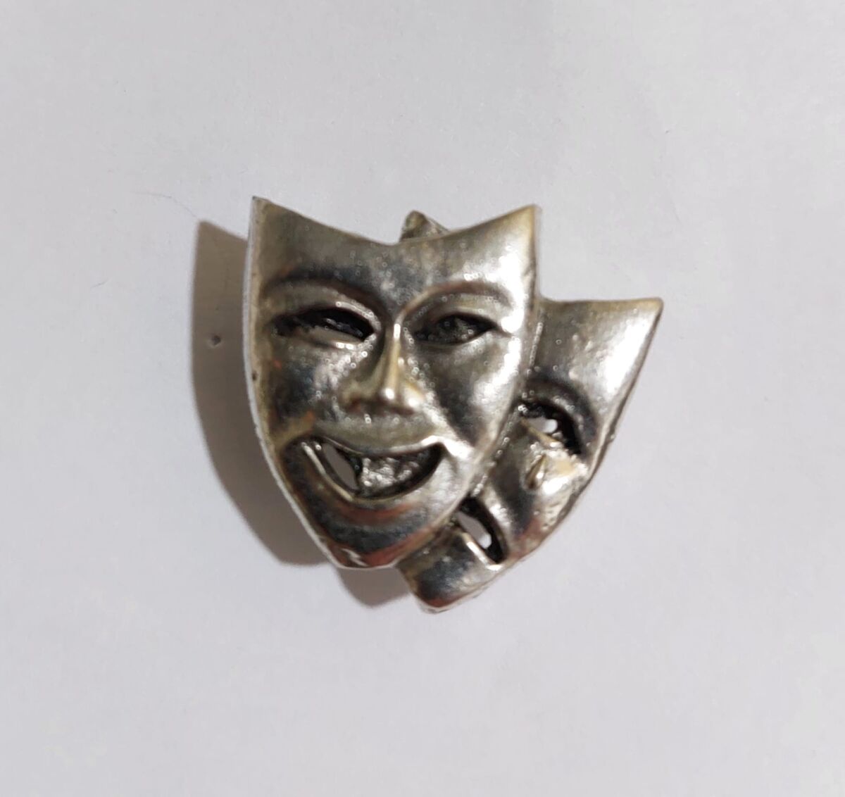 Maske Şeklinde Yaka İğnesi - Music Gifts