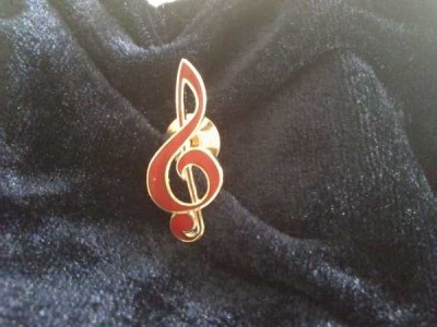 Kırmızı Sol Anahtarlı Yaka İğnesi - ELANPRIM