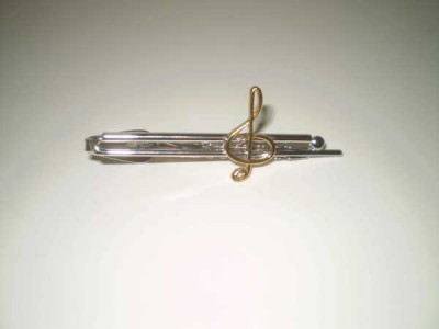 Sol Anahtarlı Kravat İğnesi - Thumbnail