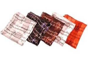 Sol Anahtarı ve Nota Şeritli Beyaz Saten Eşarp - AİM GİFTS