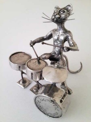 Minyatür Bateri Çalan Kedi - Anne Fuzeau