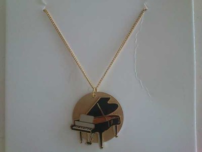 Yuvarlak Madeni Madalyonlu Siyah Piyano Kolye - ELANPRIM